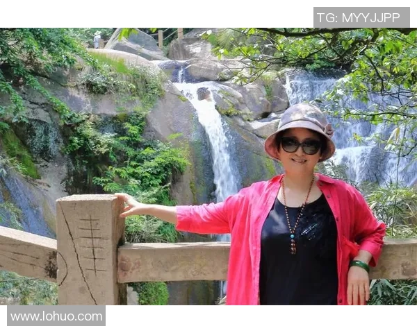 足球明星李鑫的职业生涯与成就全景回顾与分析